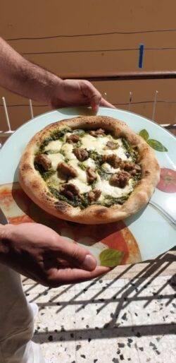 Pizza con friarielli, salsiccia e provola