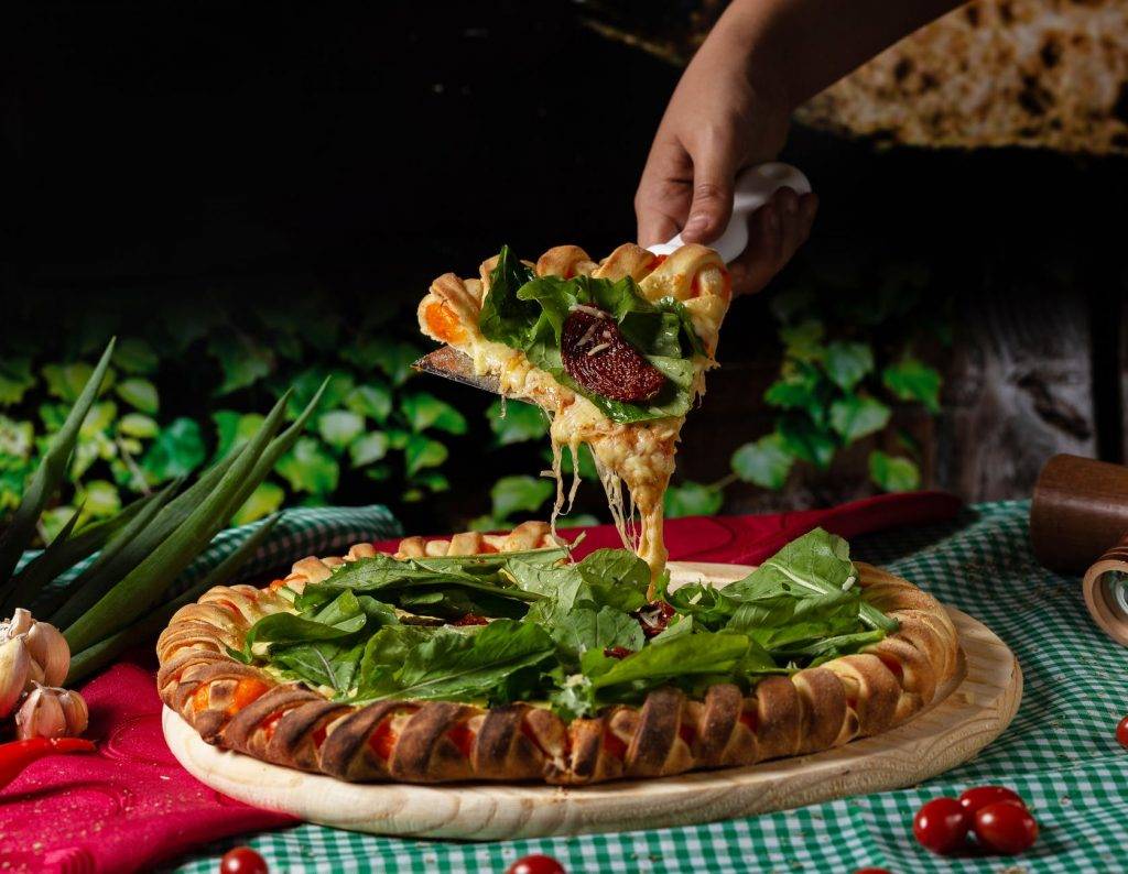 Pizza fatta in casa con bordo ripieno