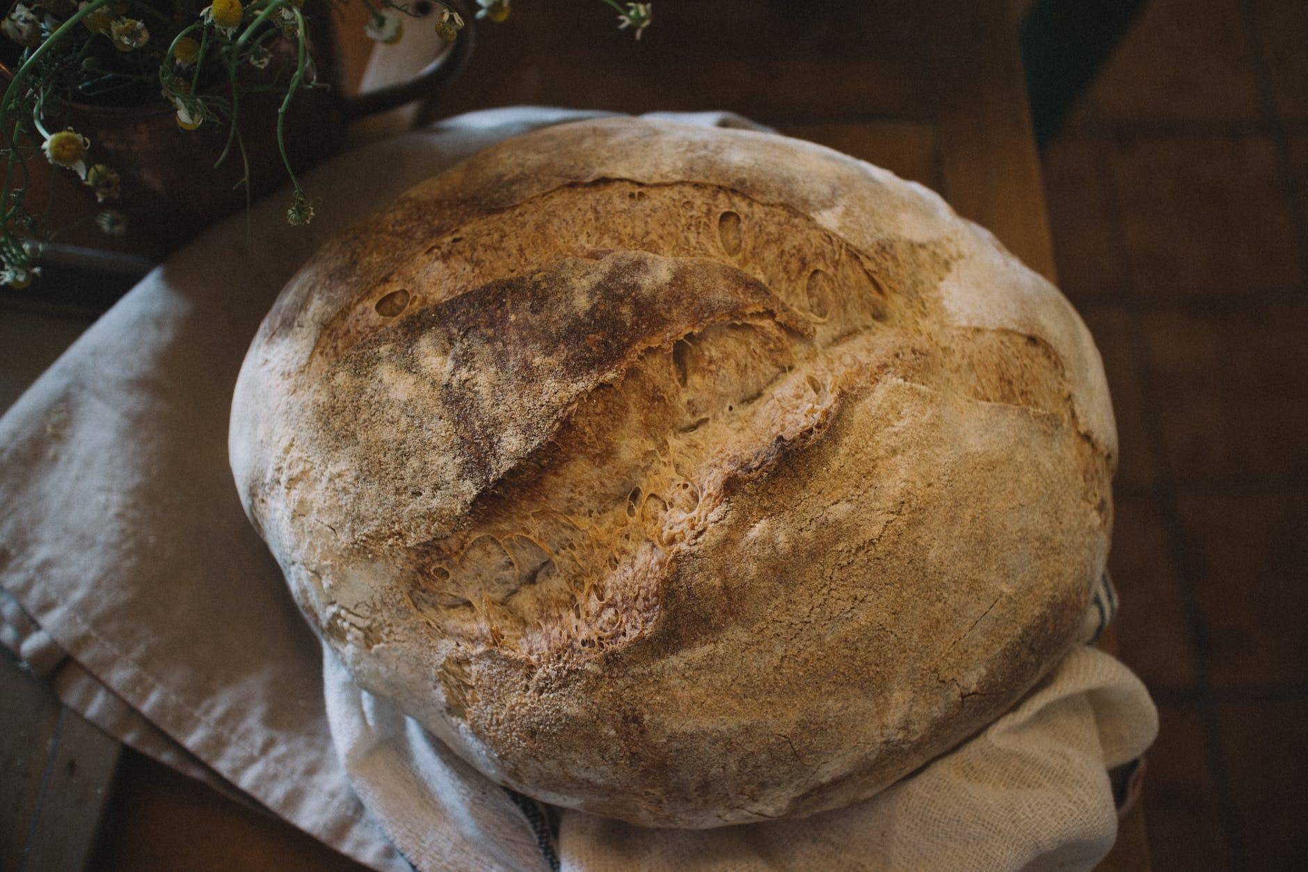 Pane con lievito madre impastato a mano