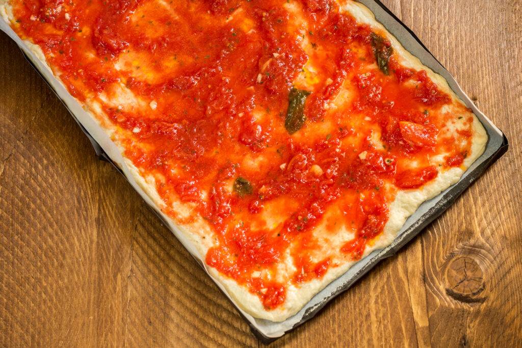 Come cuocere la pizza in teglia nel forno di casa