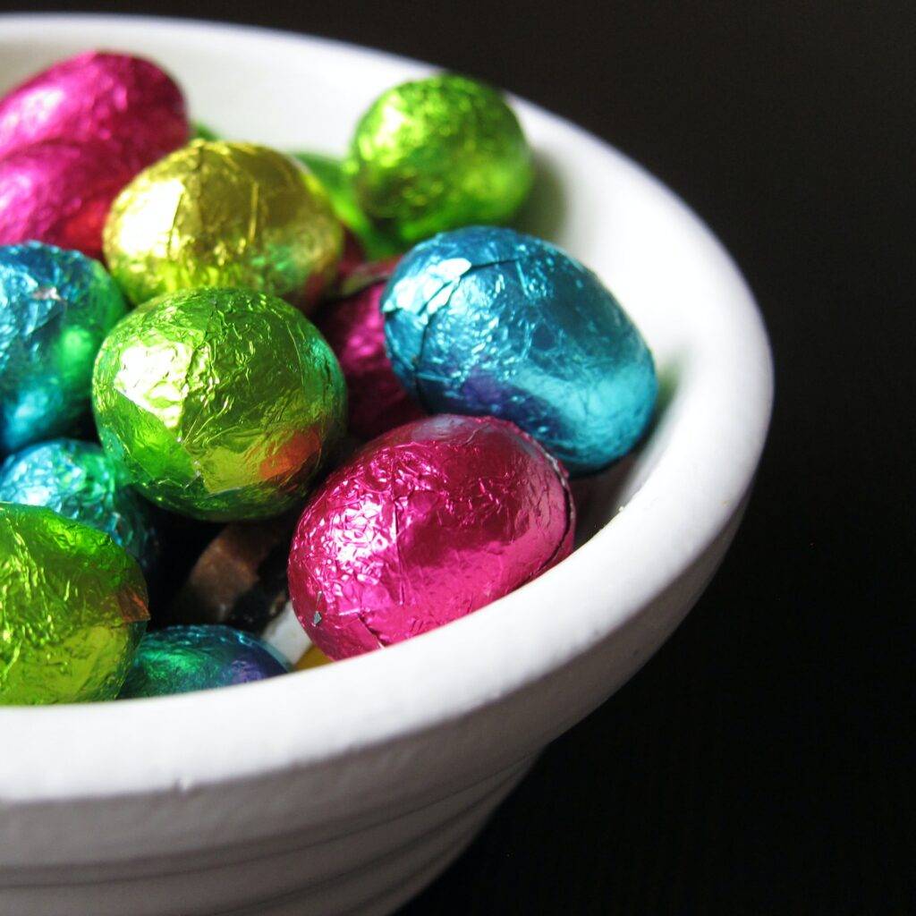 Torta morbida al cioccolato con uova di Pasqua