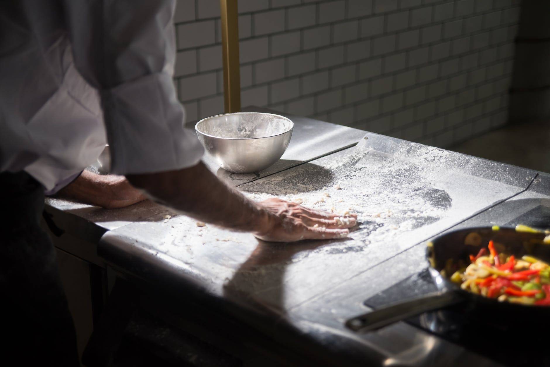 Come stendere la pizza che si ritira